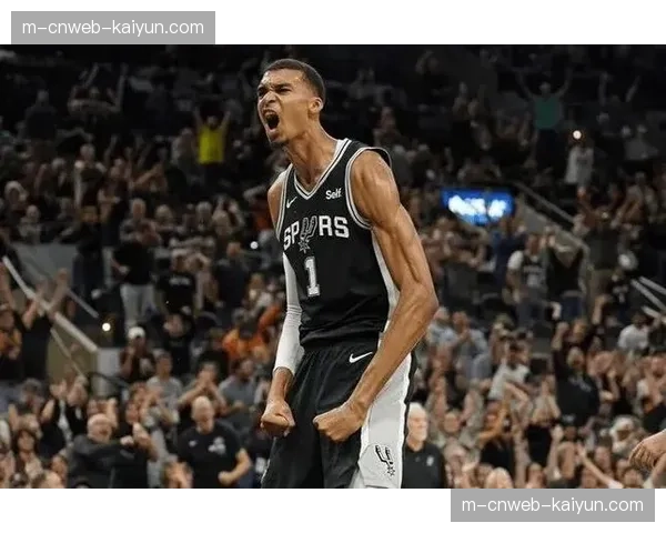 特写:维克托·文班亚马赛后加练三分,法国记者团场边等候