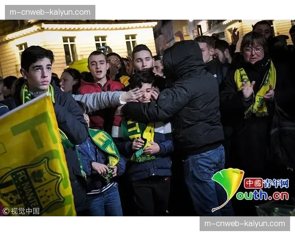 场内花絮:南特球迷向场内投掷玩具熊,抗议俱乐部管理层 场内花絮:南特球迷向场内投掷玩具熊,抗议俱乐部管理层